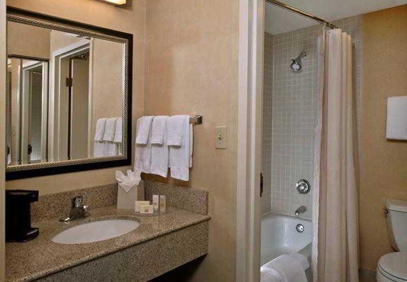 Courtyard Charlotte Arrowood Hotel Bilik gambar